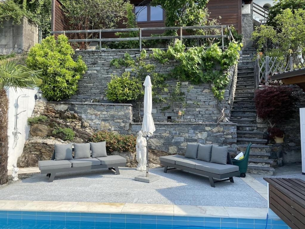 Ferienhaus Patrizia with a fantastic view of Lake Maggiore and the pool