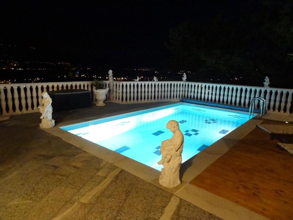 Ferienhaus Patrizia with a fantastic view of Lake Maggiore and the pool