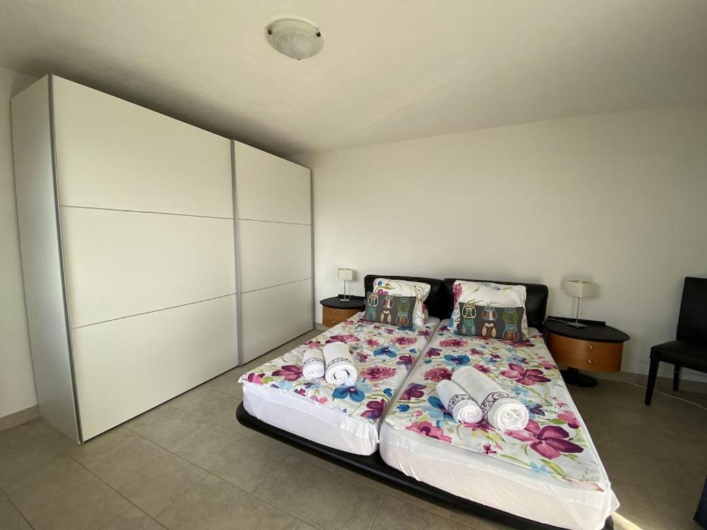 Ferienhaus Patrizia with a fantastic view of Lake Maggiore and the pool