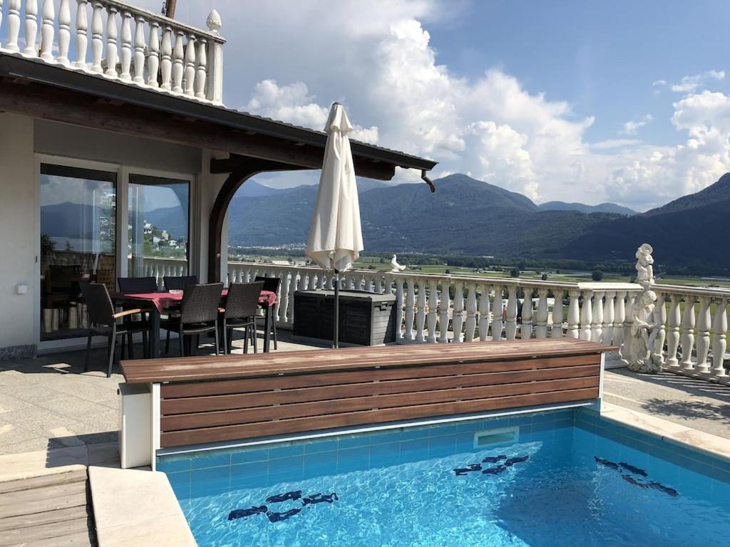 Ferienhaus Patrizia with a fantastic view of Lake Maggiore and the pool