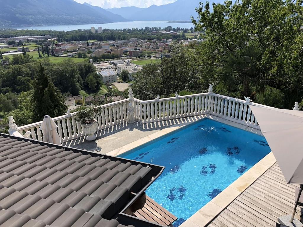 Ferienhaus Patrizia with a fantastic view of Lake Maggiore and the pool