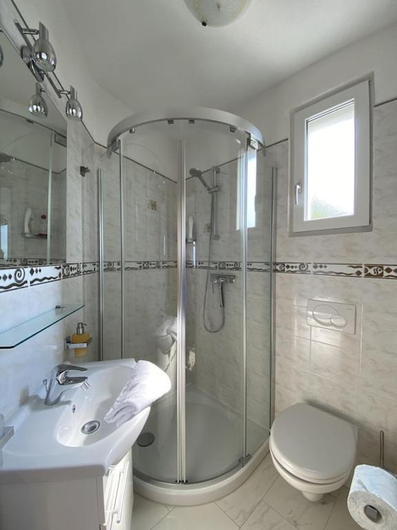 Ferienhaus Patrizia with a fantastic view of Lake Maggiore and the pool
