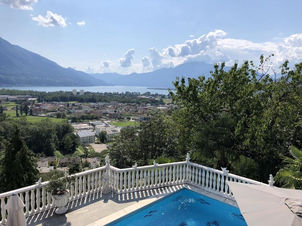 Ferienhaus Patrizia with a fantastic view of Lake Maggiore and the pool
