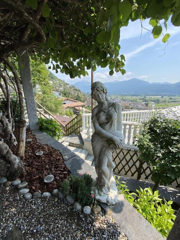 Ferienhaus Patrizia with a fantastic view of Lake Maggiore and the pool