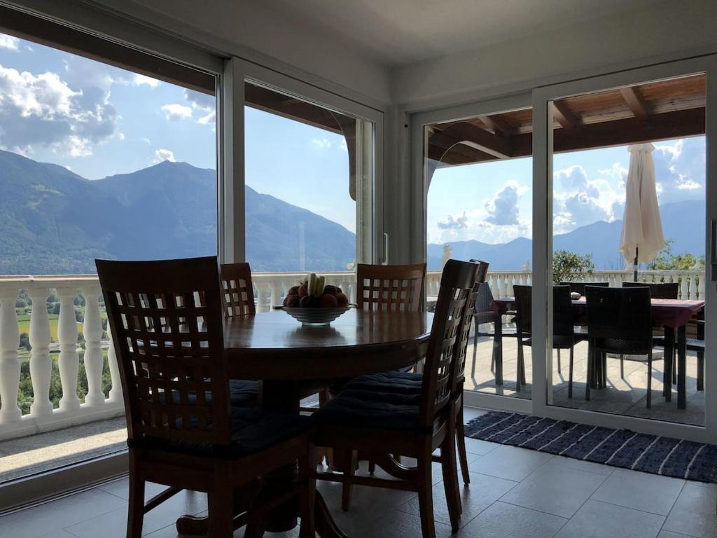 Ferienhaus Patrizia with a fantastic view of Lake Maggiore and the pool