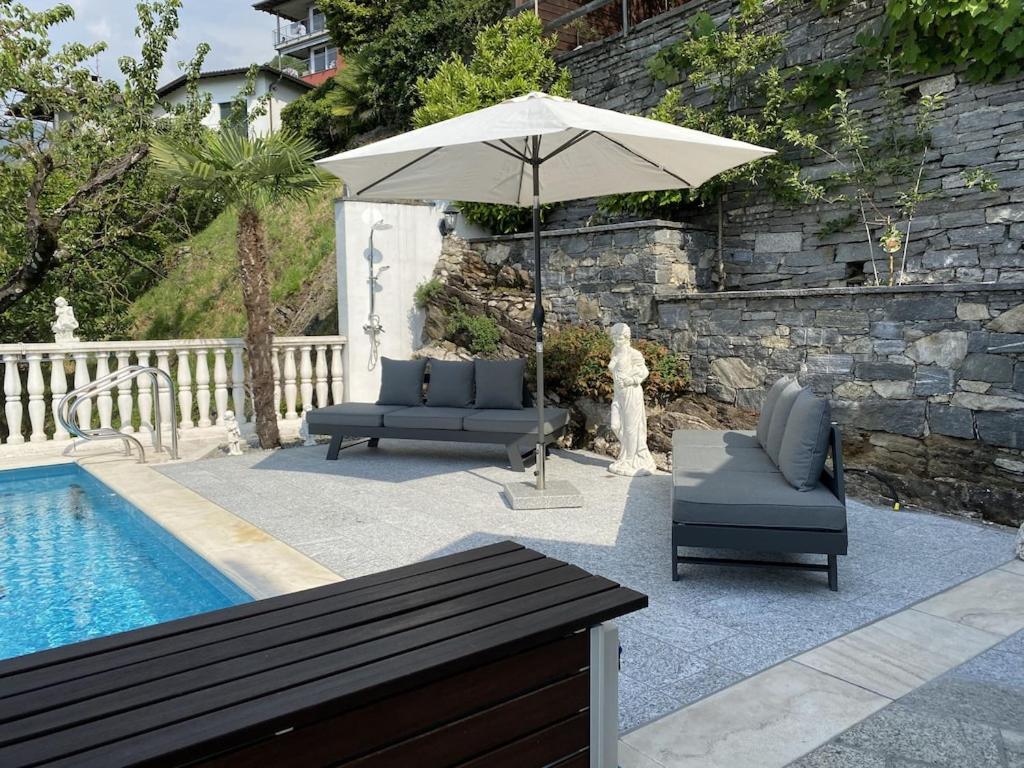 Ferienhaus Patrizia with a fantastic view of Lake Maggiore and the pool