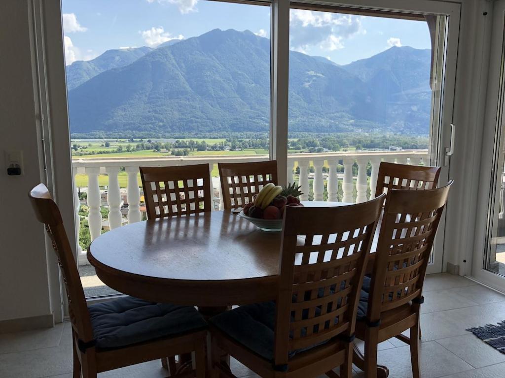 Ferienhaus Patrizia with a fantastic view of Lake Maggiore and the pool