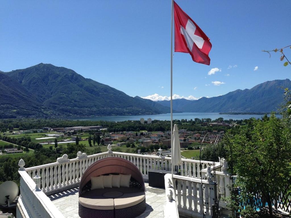 Ferienhaus Patrizia with a fantastic view of Lake Maggiore and the pool