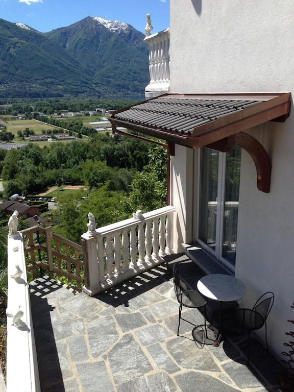 Ferienhaus Patrizia with a fantastic view of Lake Maggiore and the pool