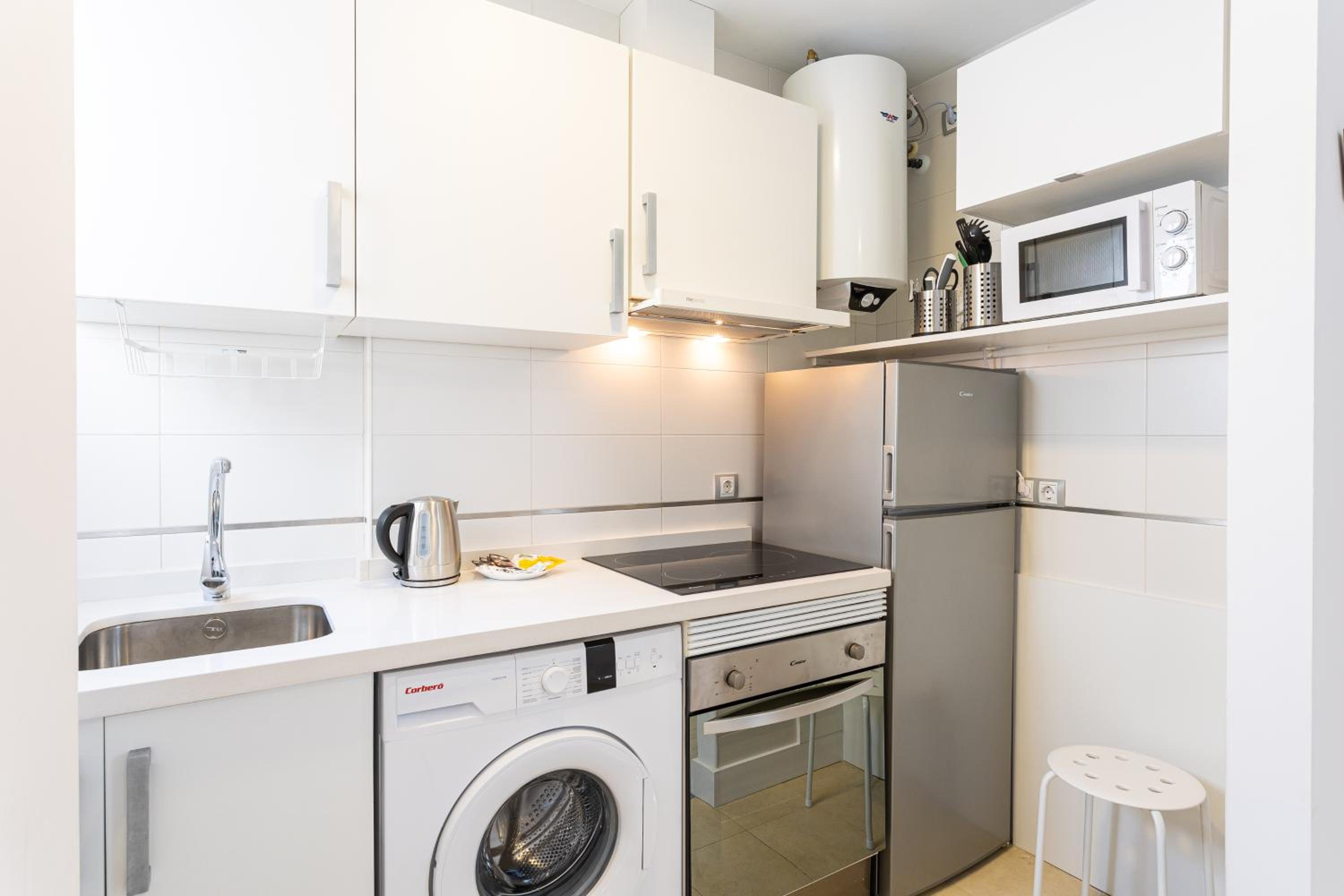 Holidays2Malaga Dos Aceras Quiet and Interior Apartment in Old Historic