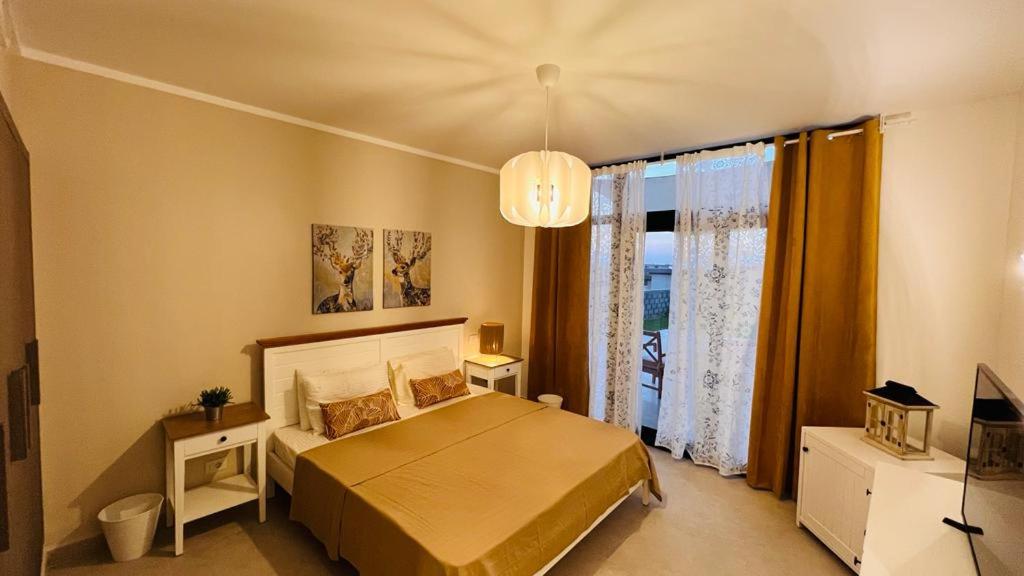 Swan Lake North Coast Luxurious Chalet with Garden