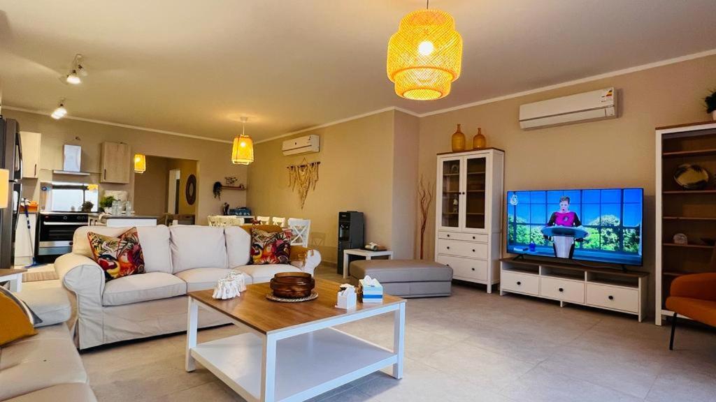 Swan Lake North Coast Luxurious Chalet with Garden