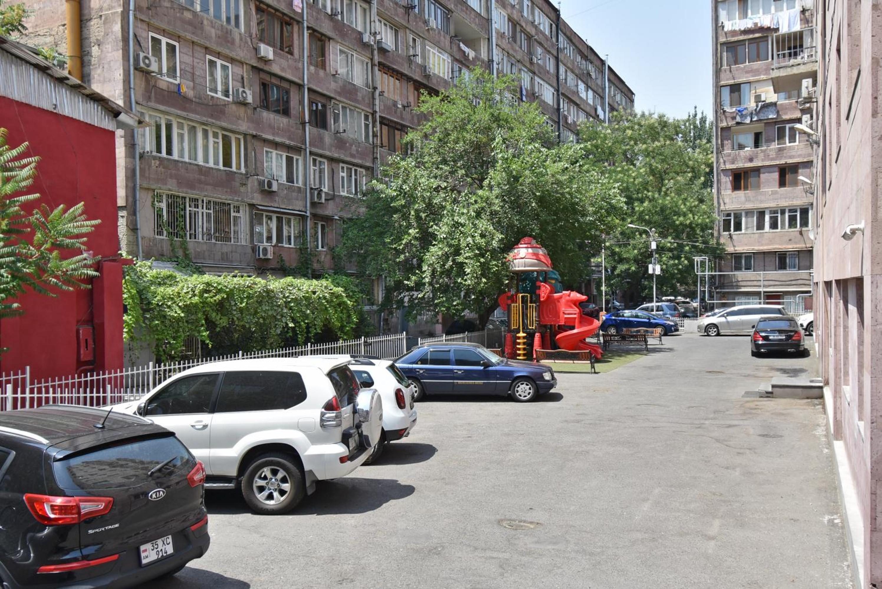 Northern Avenue. 1 bedroom Modern, Euro Renovated apartment TT198
