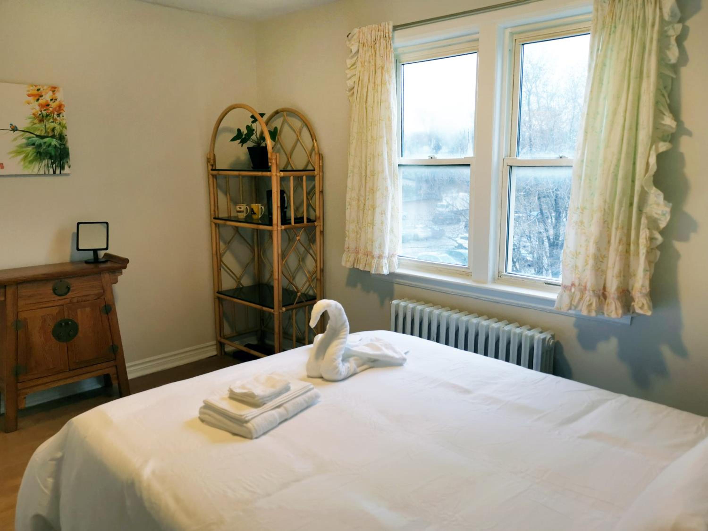 Cozy Private Rm Heart of North York Free Parking Full Kitchen Close to Downtown - Image 2