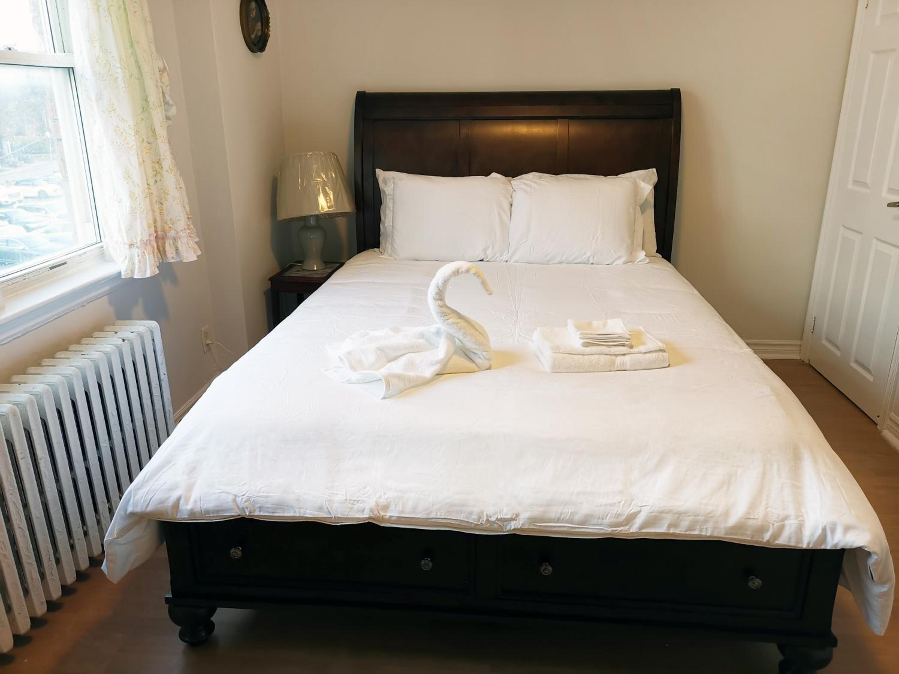 Cozy Private Rm Heart of North York Free Parking Full Kitchen Close to Downtown - Image 3
