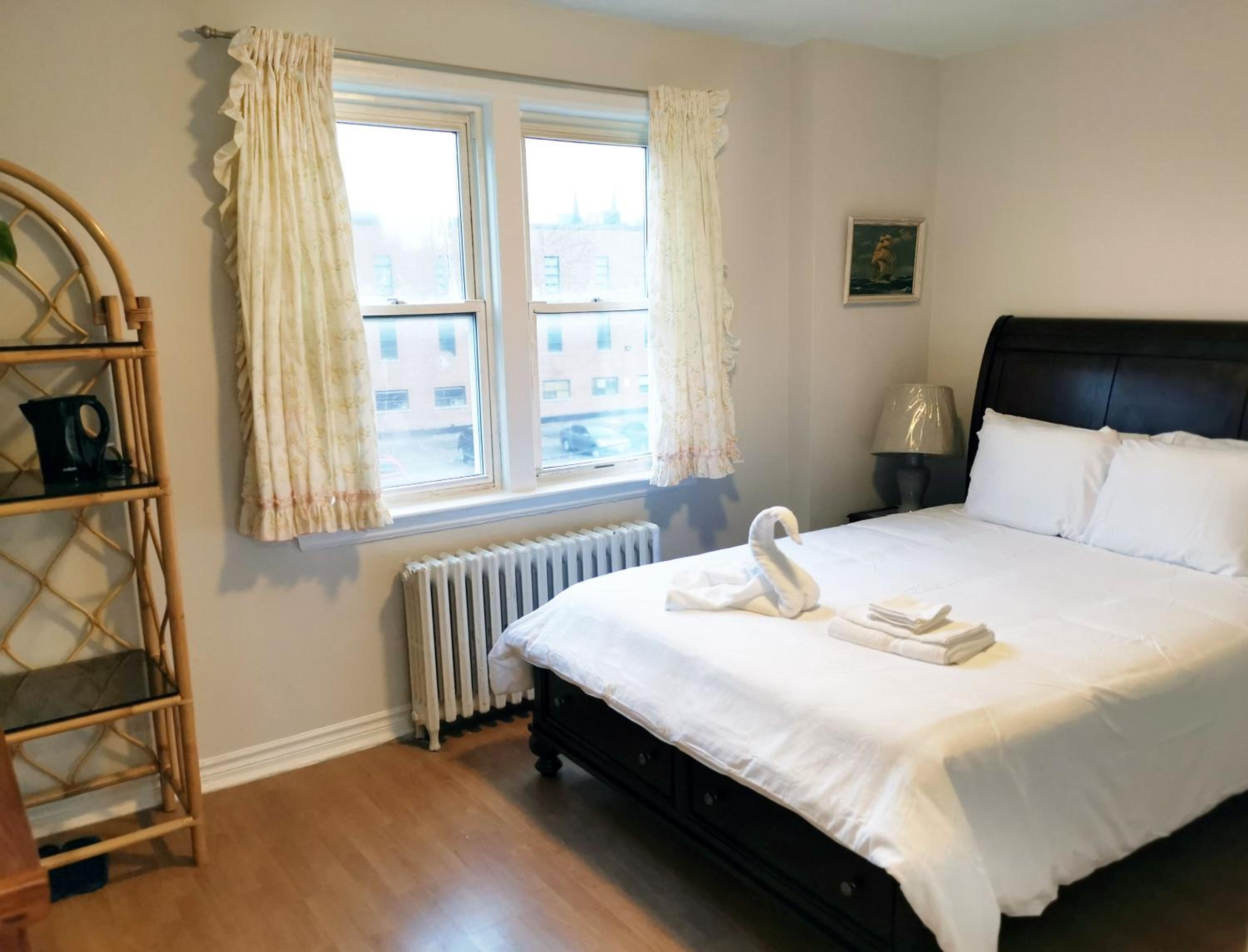 Cozy Private Rm Heart of North York Free Parking Full Kitchen Close to Downtown - Image 4