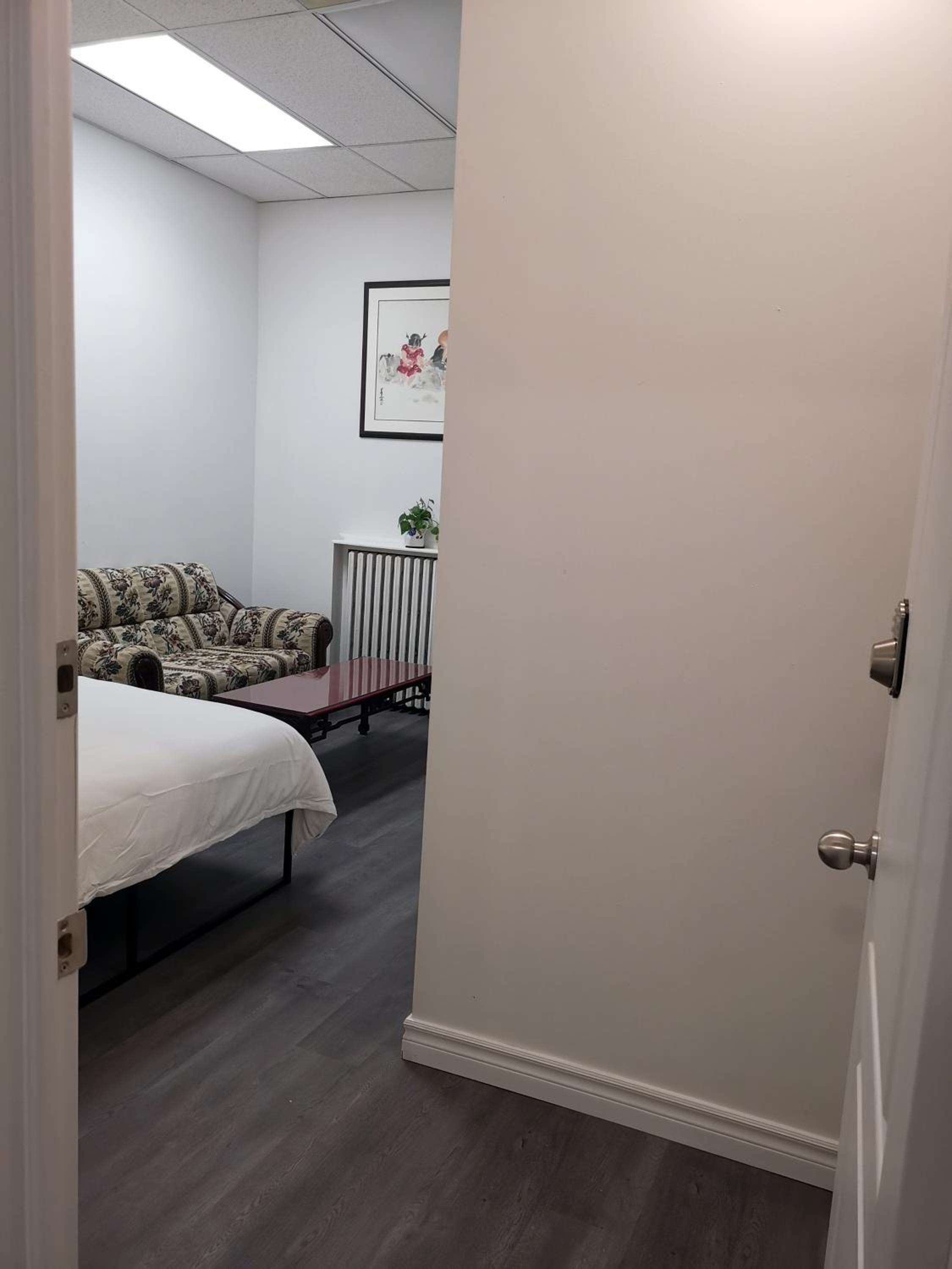 Cozy Private Rm Heart of North York Free Parking Full Kitchen Close to Downtown - Image 1