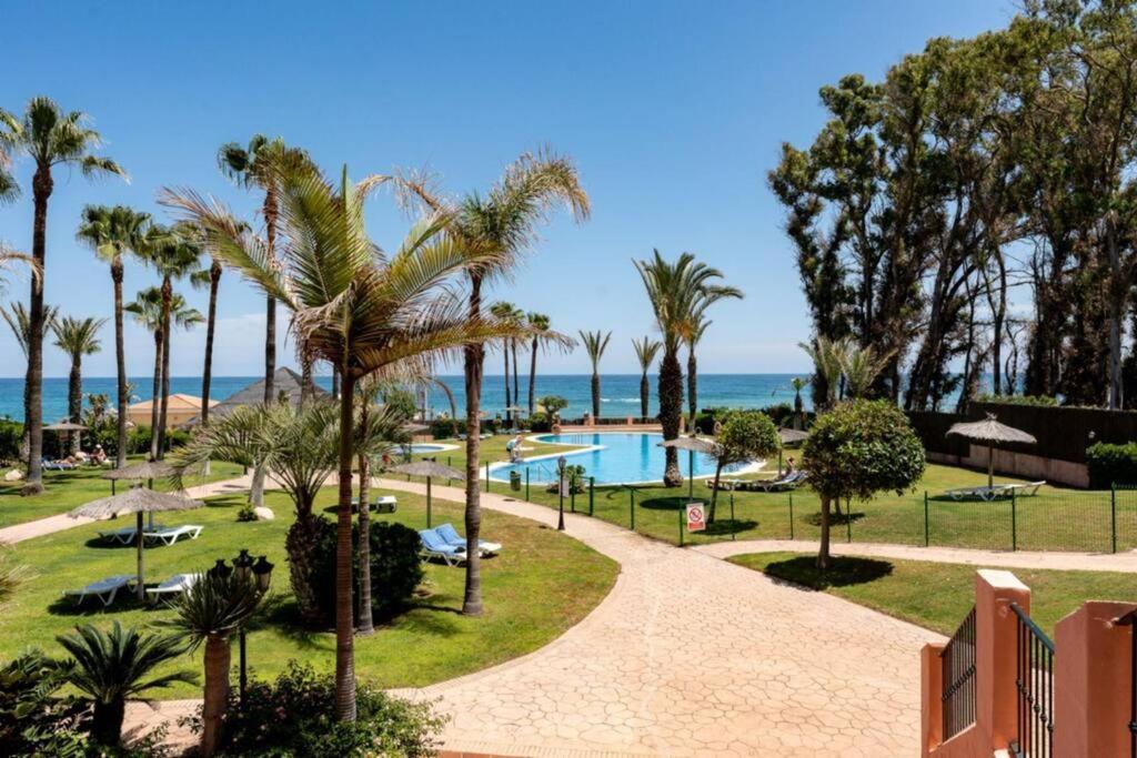 CT 240 - Beachfront Apartment -Don Juan Manilva view 5