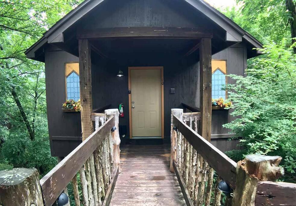 Hotel Abbey Chateau Treehouse #10 / Oak Crest Cottages And Treehouses