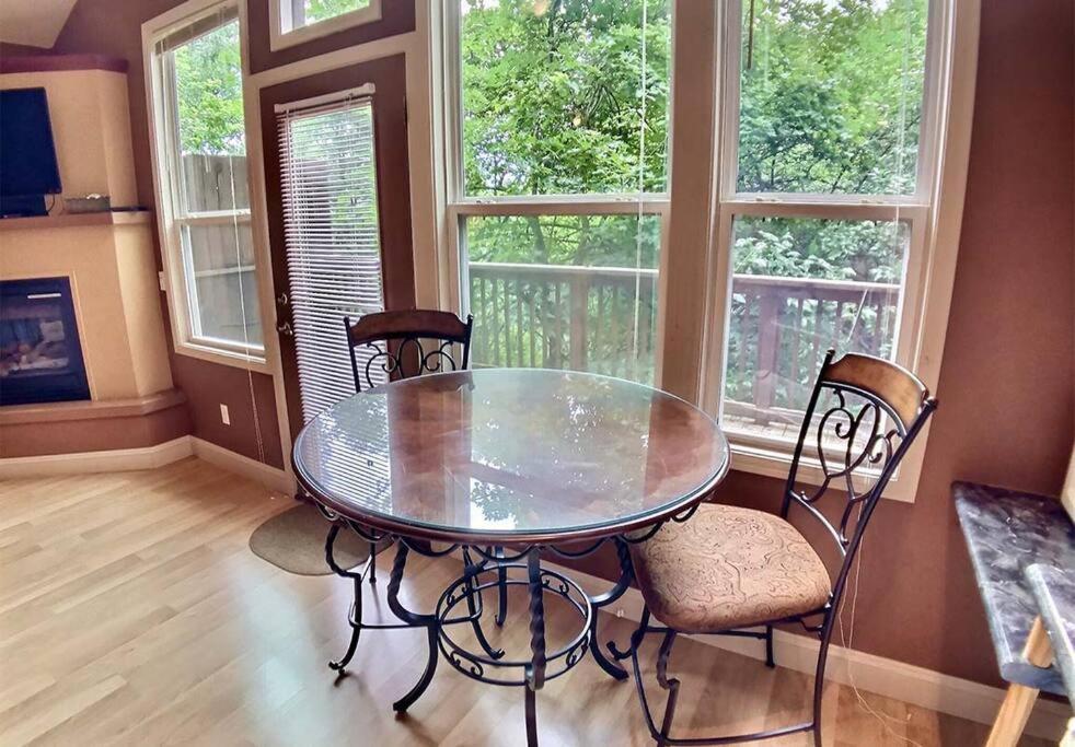 Abbey Chateau Treehouse #10 / Oak Crest cottages and treehouses view 4