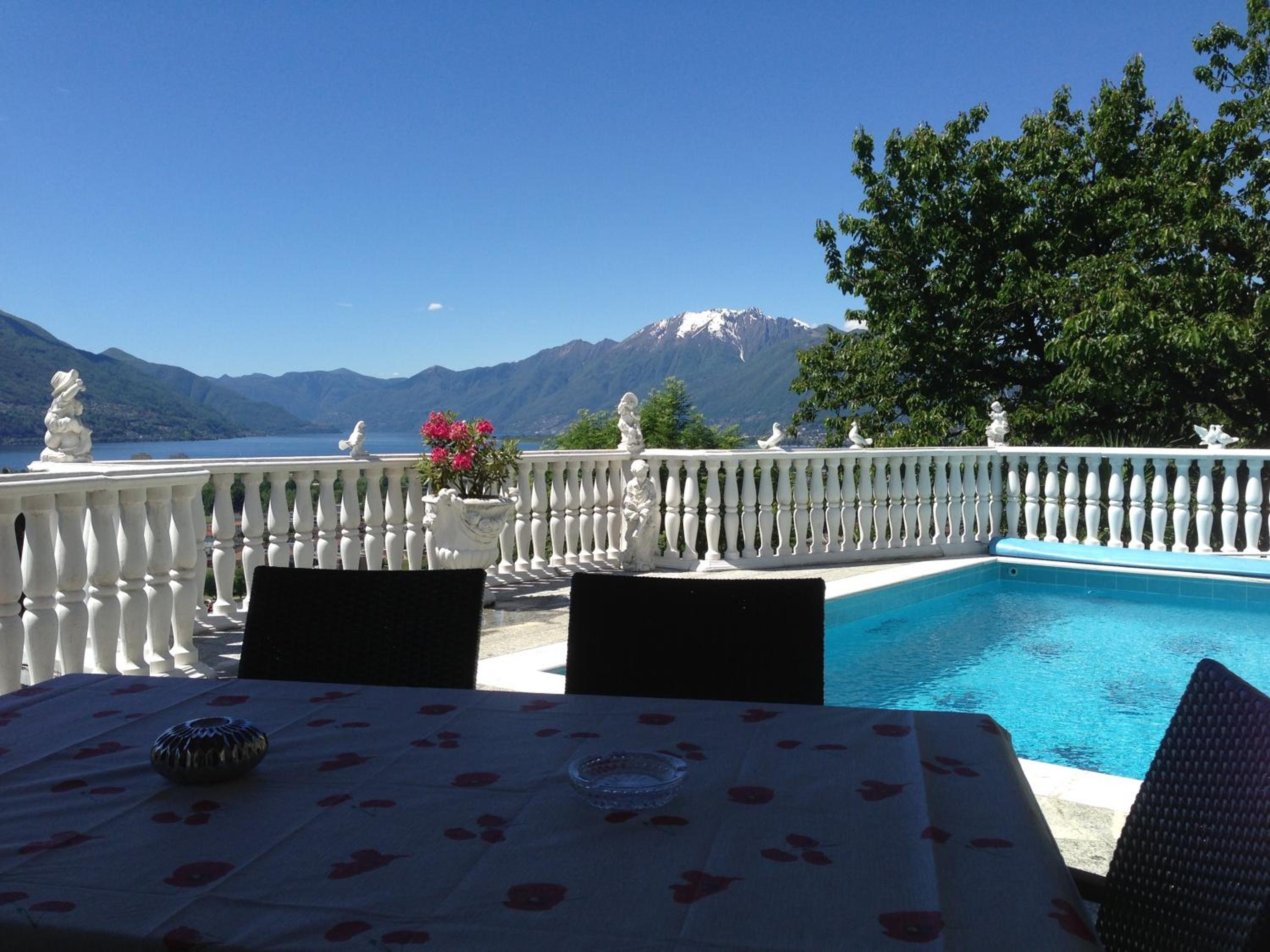 Ferienhaus Patrizia with a fantastic view of Lake Maggiore and the pool