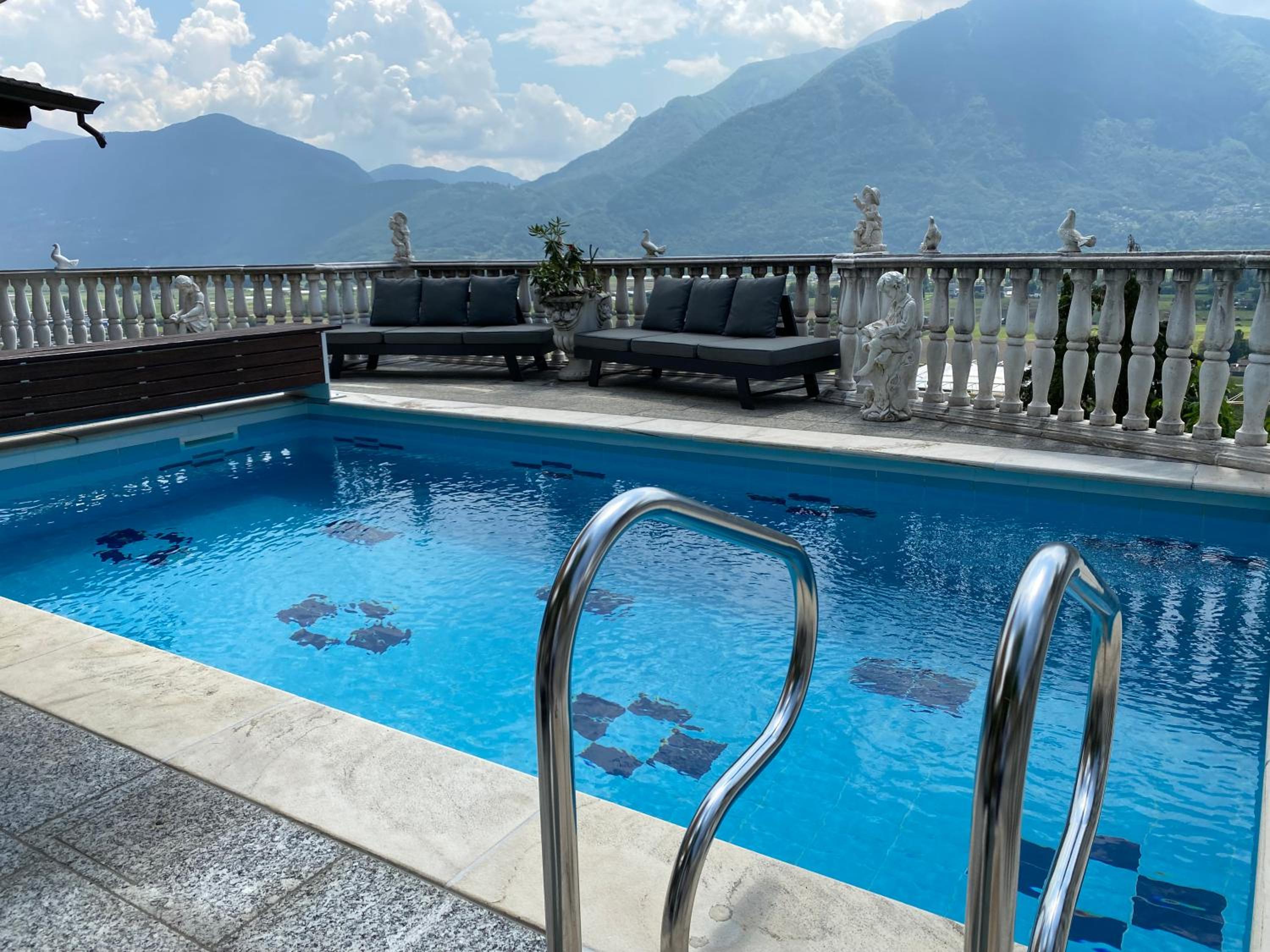 Ferienhaus Patrizia with a fantastic view of Lake Maggiore and the pool