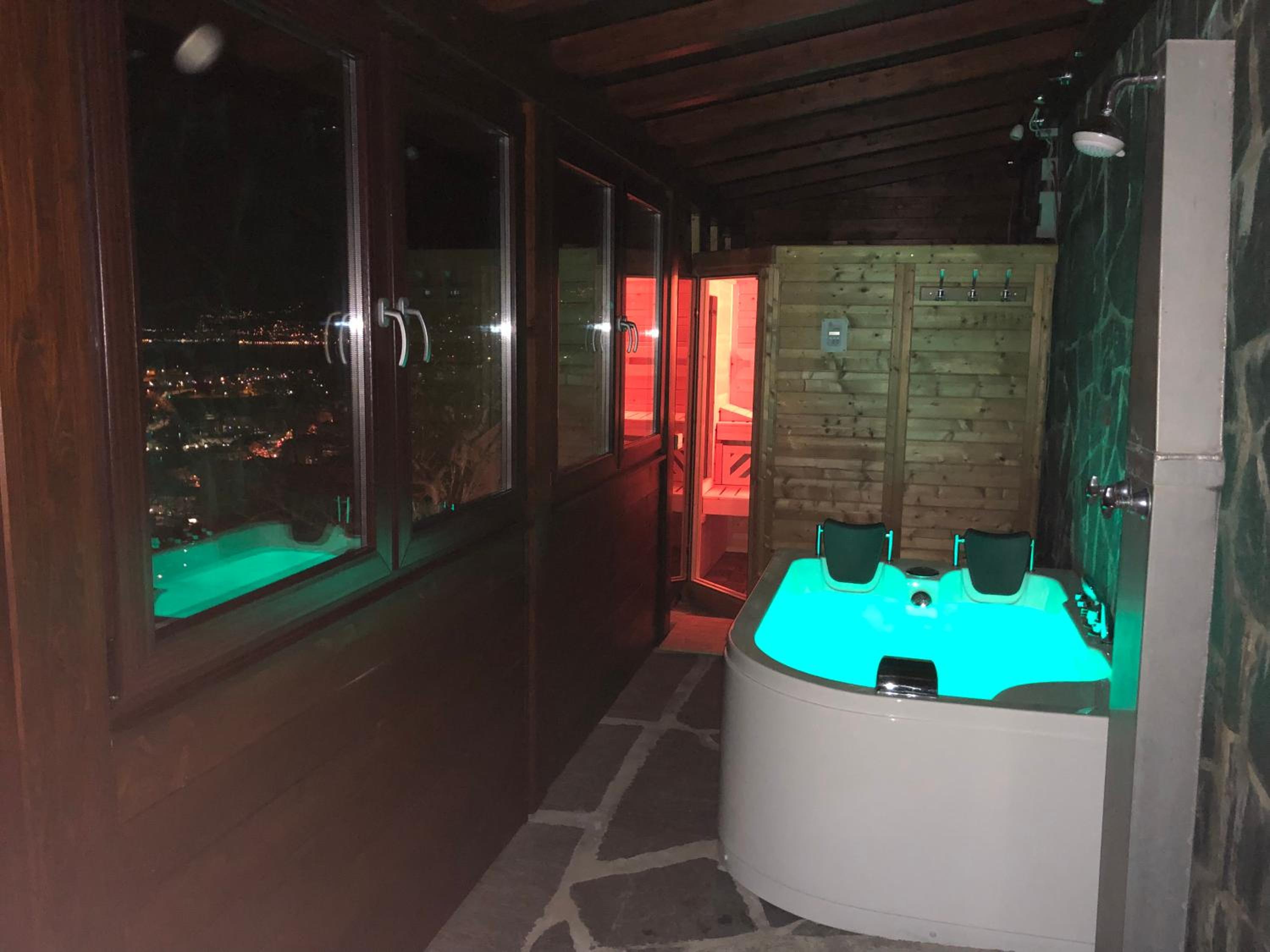 Ferienhaus Patrizia with a fantastic view of Lake Maggiore and the pool