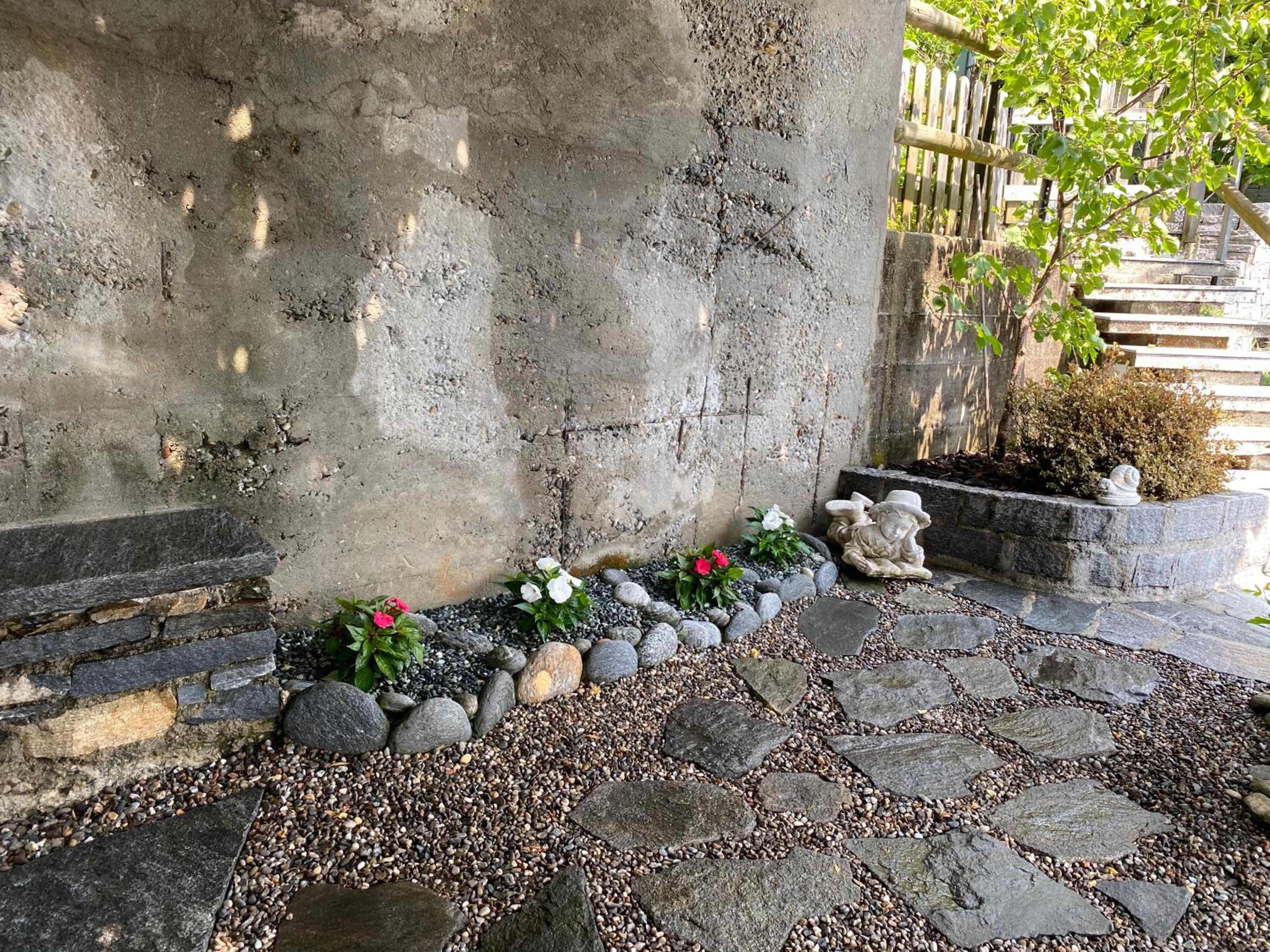 Ferienhaus Patrizia with a fantastic view of Lake Maggiore and the pool