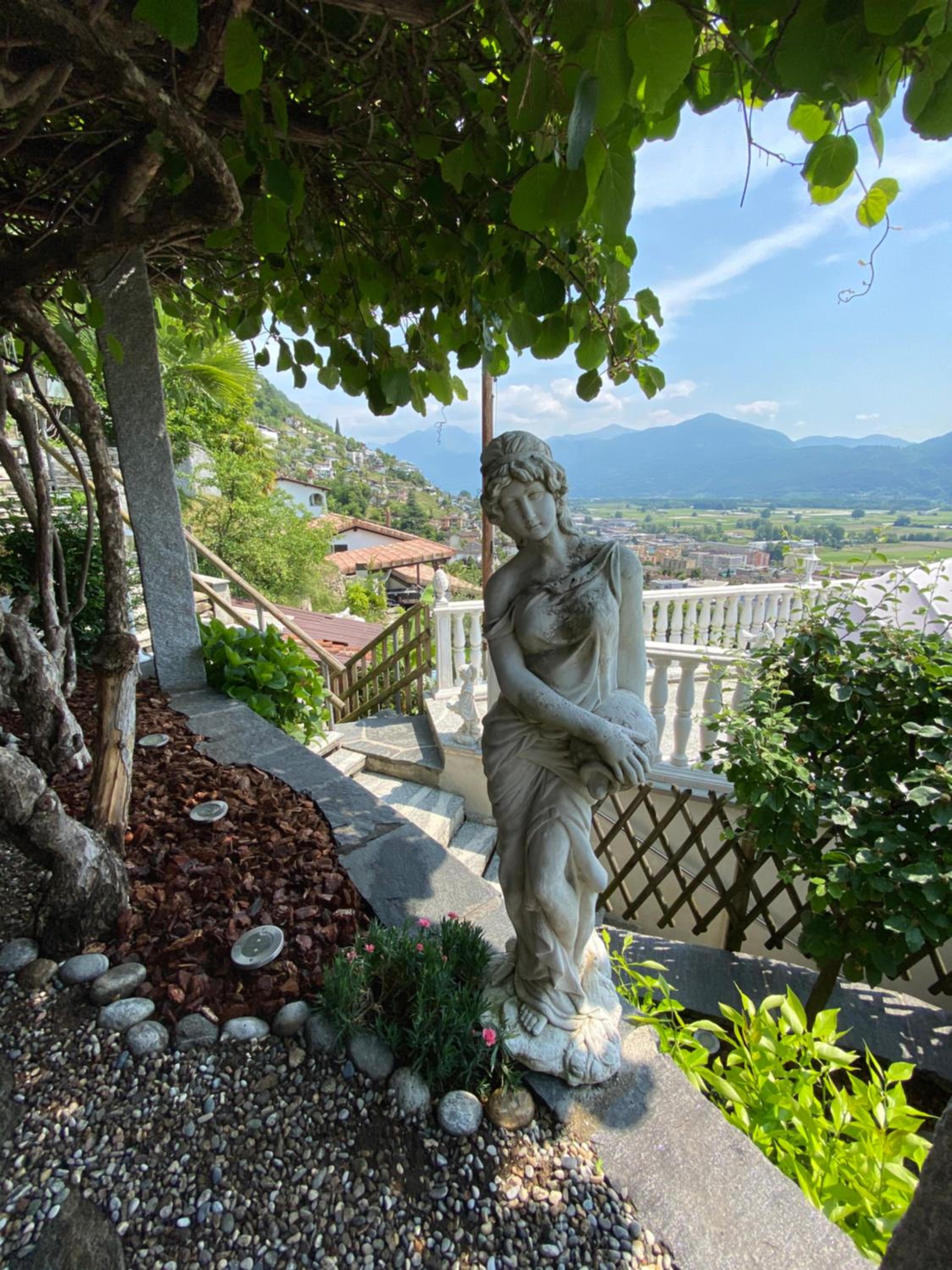 Ferienhaus Patrizia with a fantastic view of Lake Maggiore and the pool