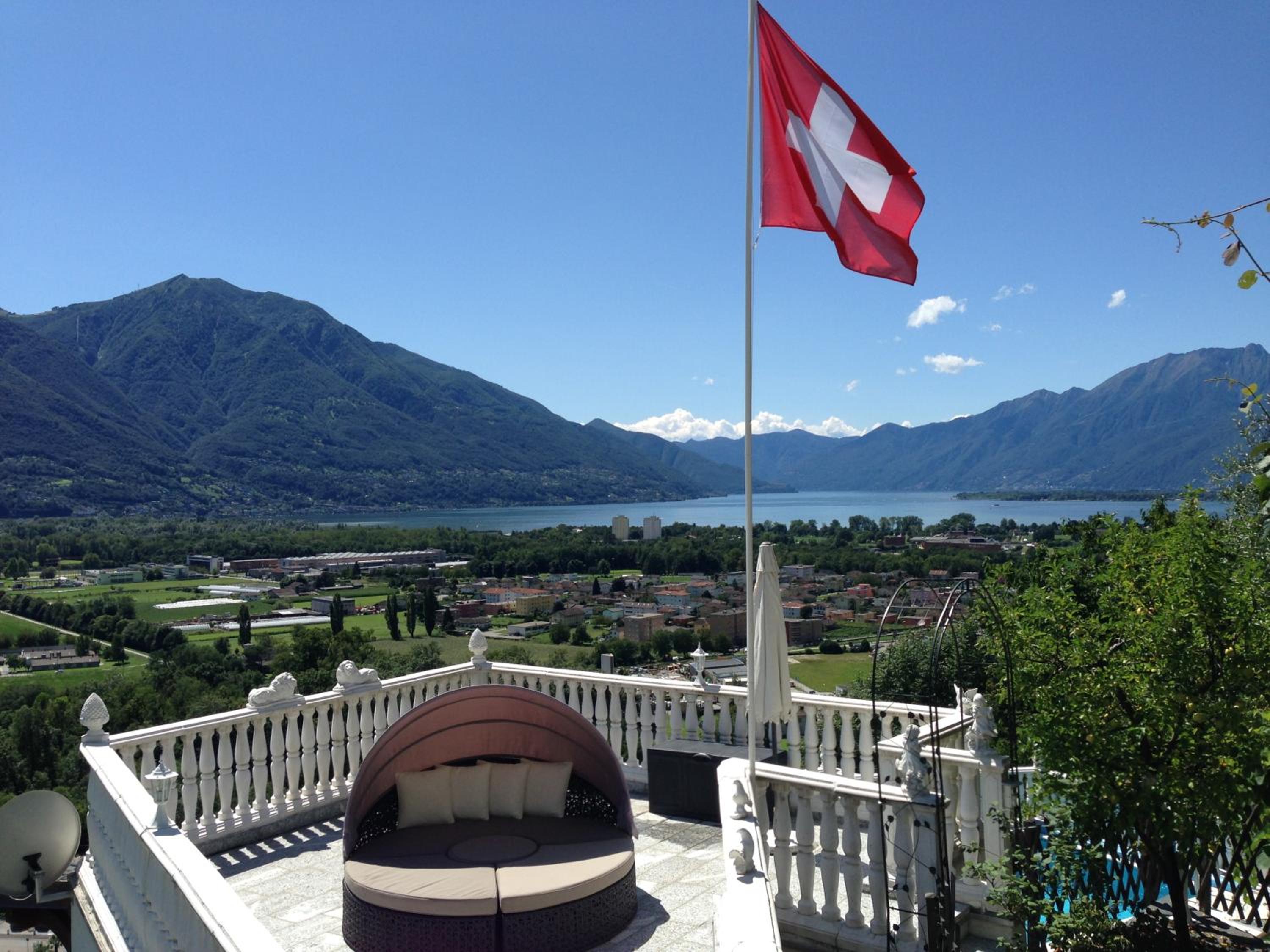 Ferienhaus Patrizia with a fantastic view of Lake Maggiore and the pool