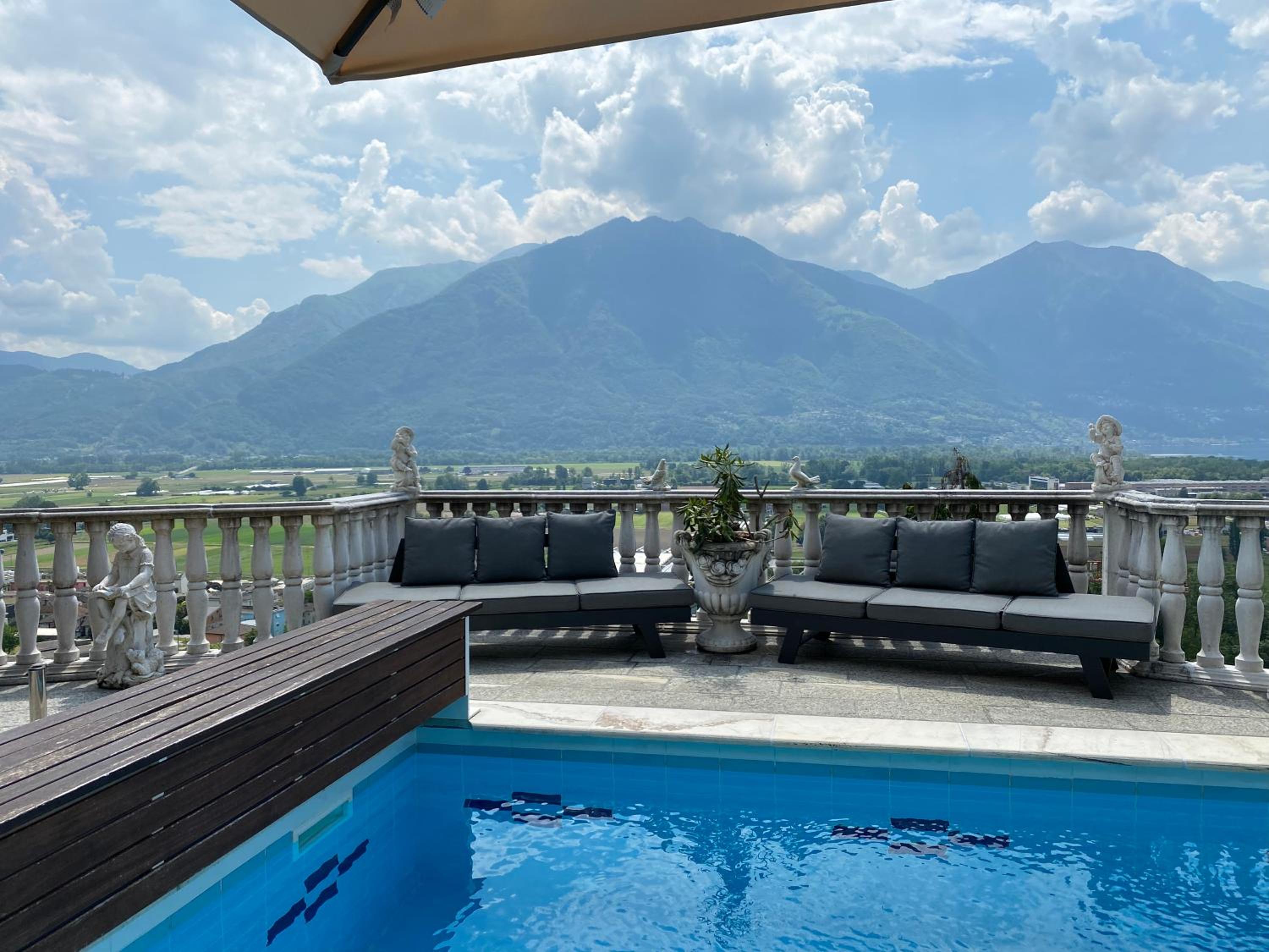 Ferienhaus Patrizia with a fantastic view of Lake Maggiore and the pool