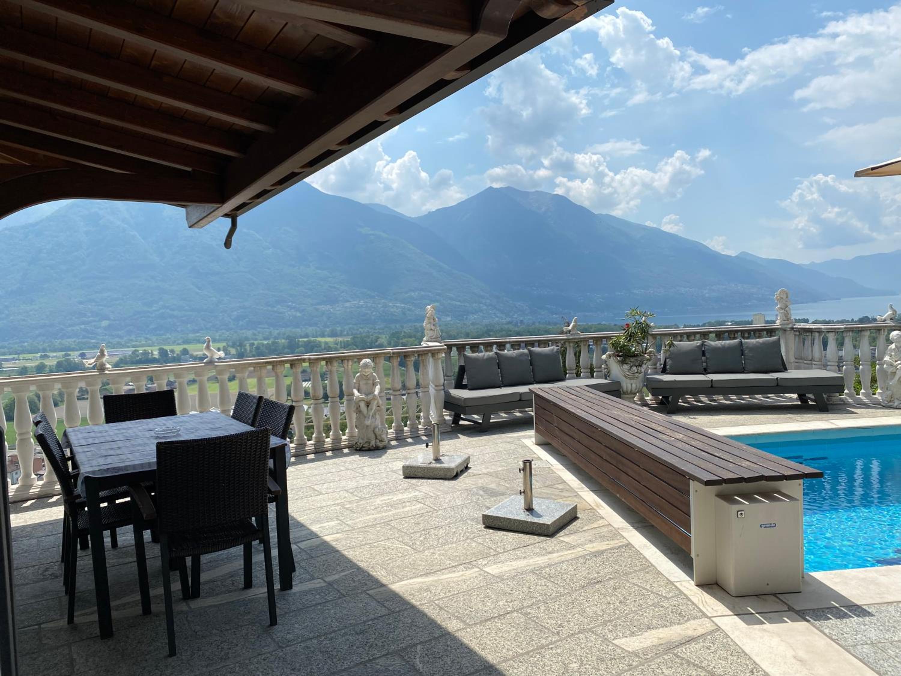 Ferienhaus Patrizia with a fantastic view of Lake Maggiore and the pool