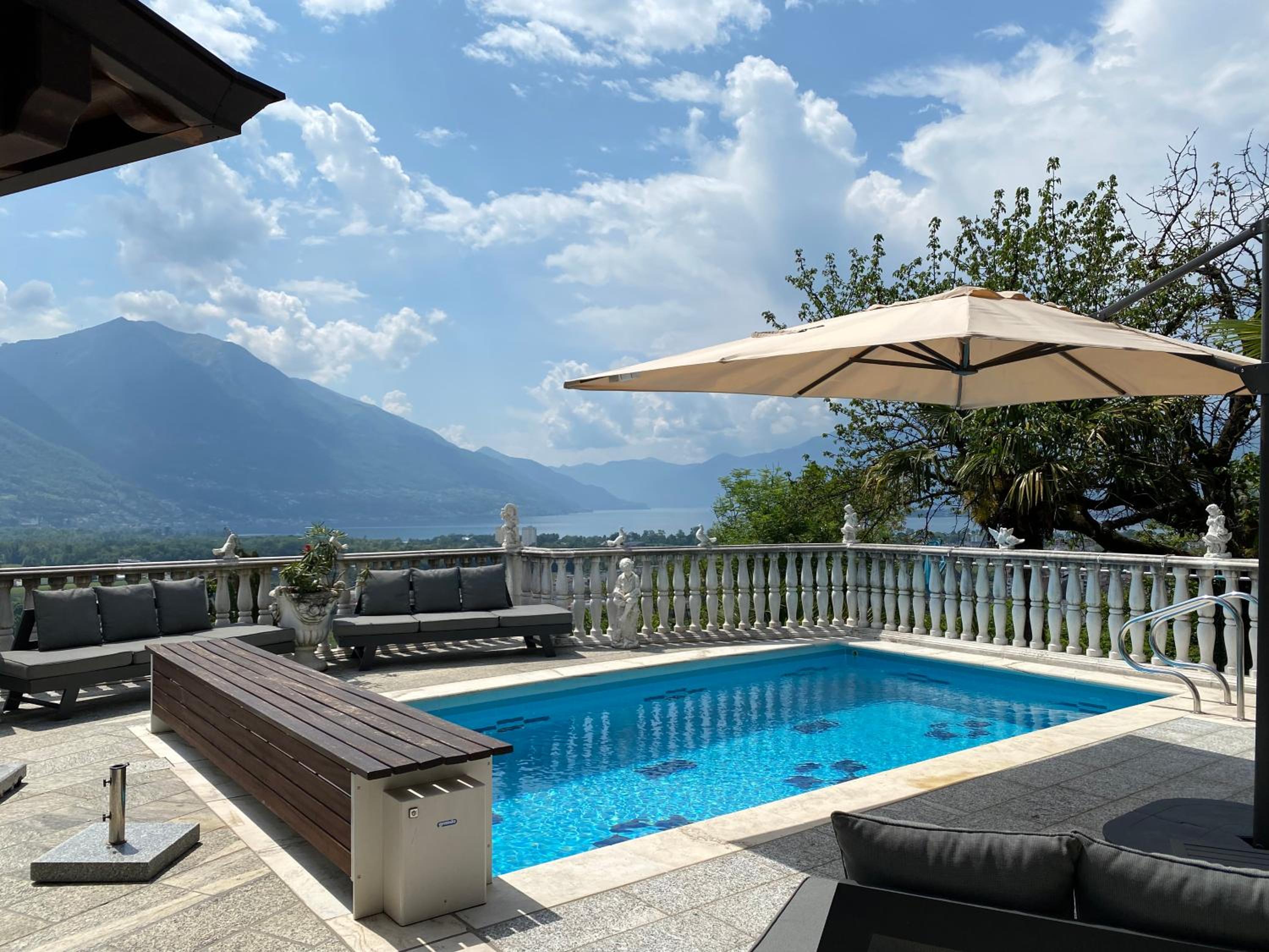 Ferienhaus Patrizia with a fantastic view of Lake Maggiore and the pool