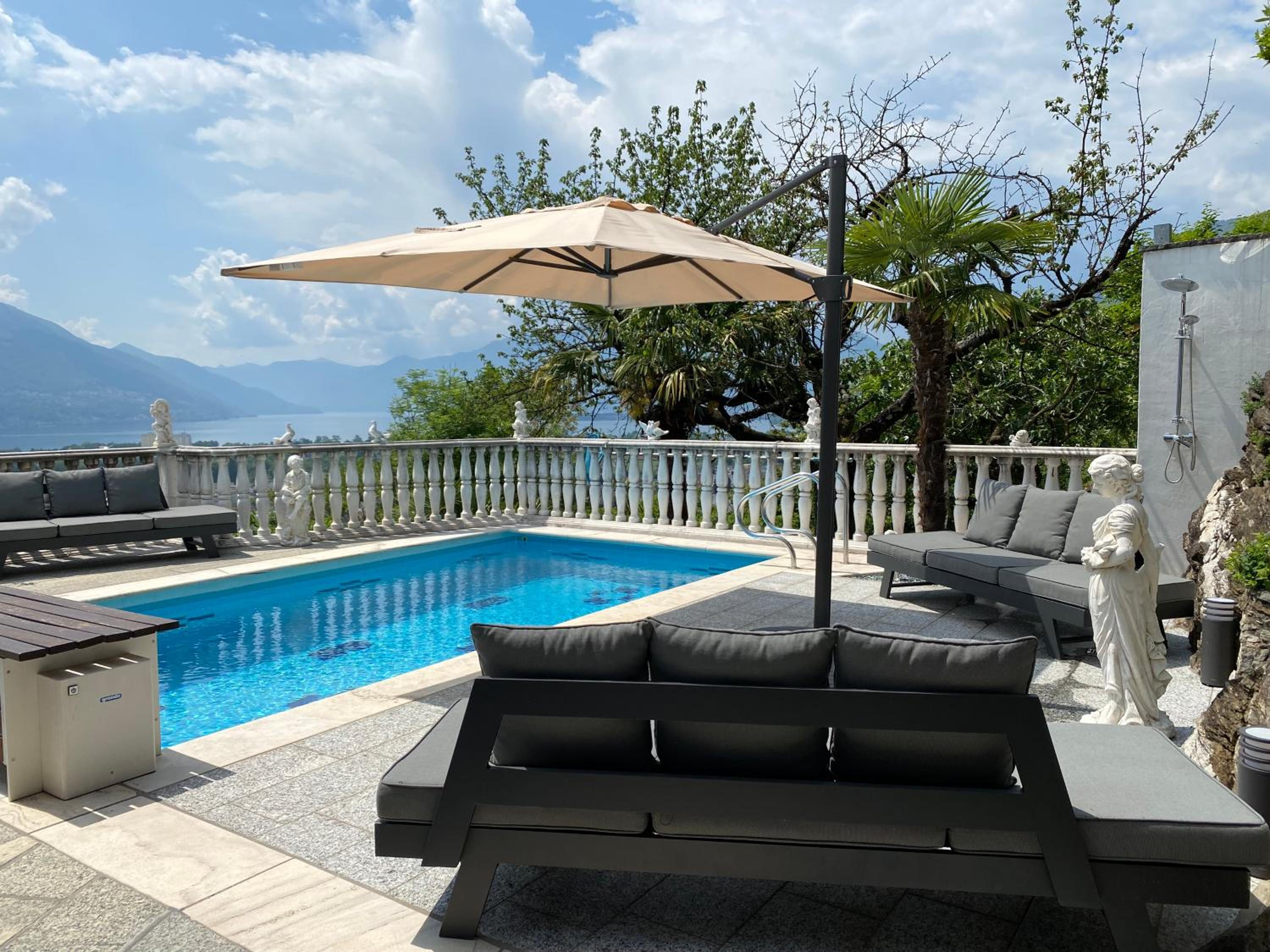Ferienhaus Patrizia with a fantastic view of Lake Maggiore and the pool