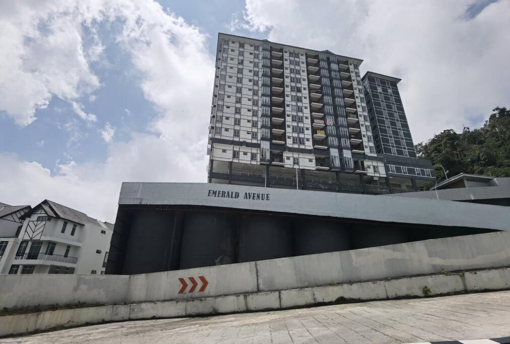 Emerald Avenue Cozy 3R3B Apartment 822
