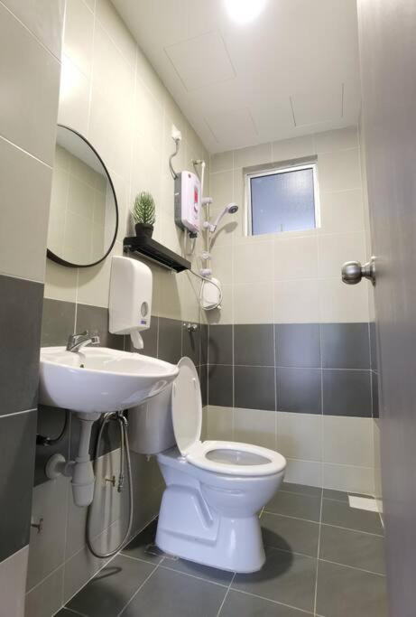 Emerald Avenue Cozy 3R3B Apartment 822