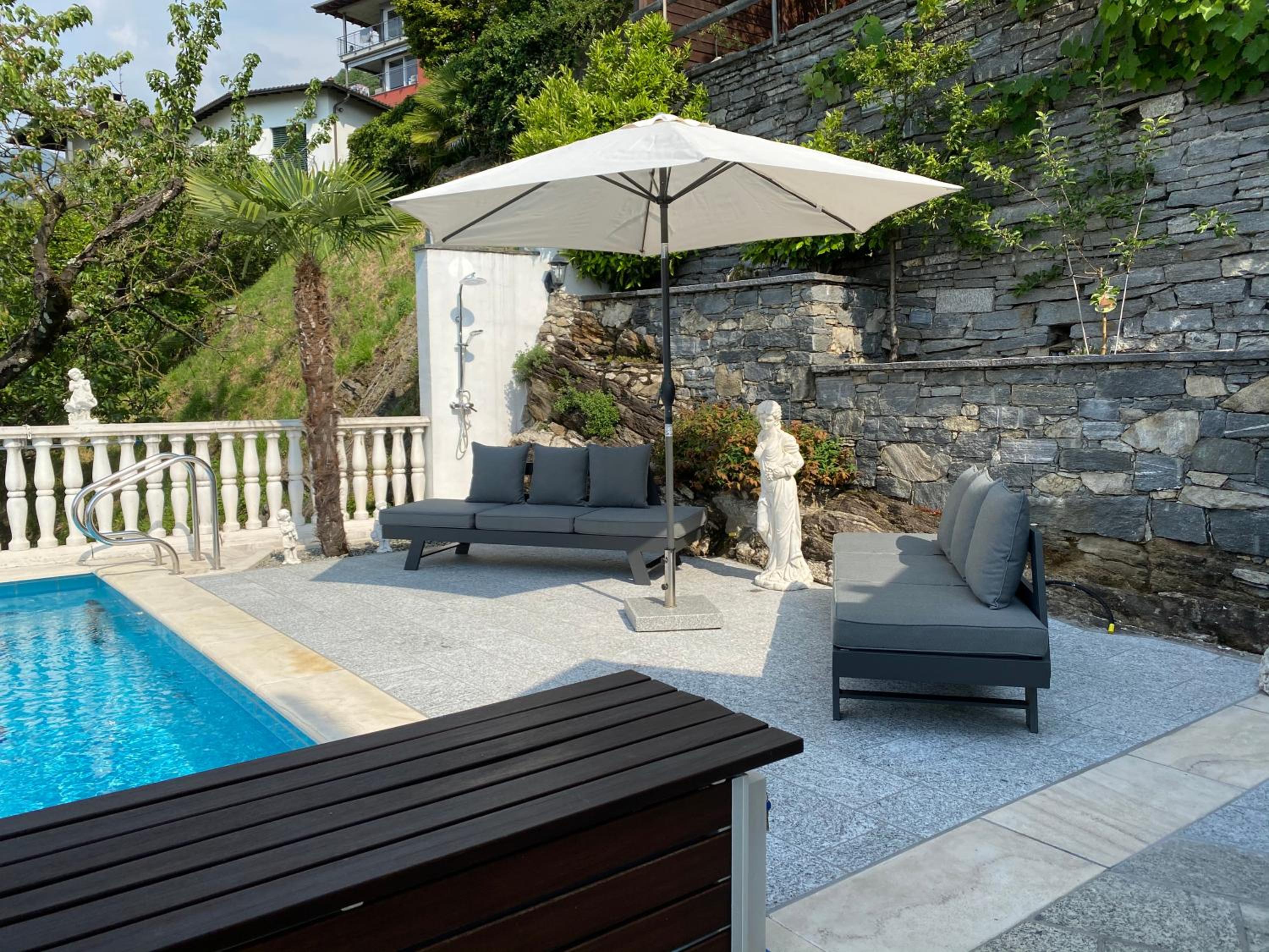 Ferienhaus Patrizia with a fantastic view of Lake Maggiore and the pool