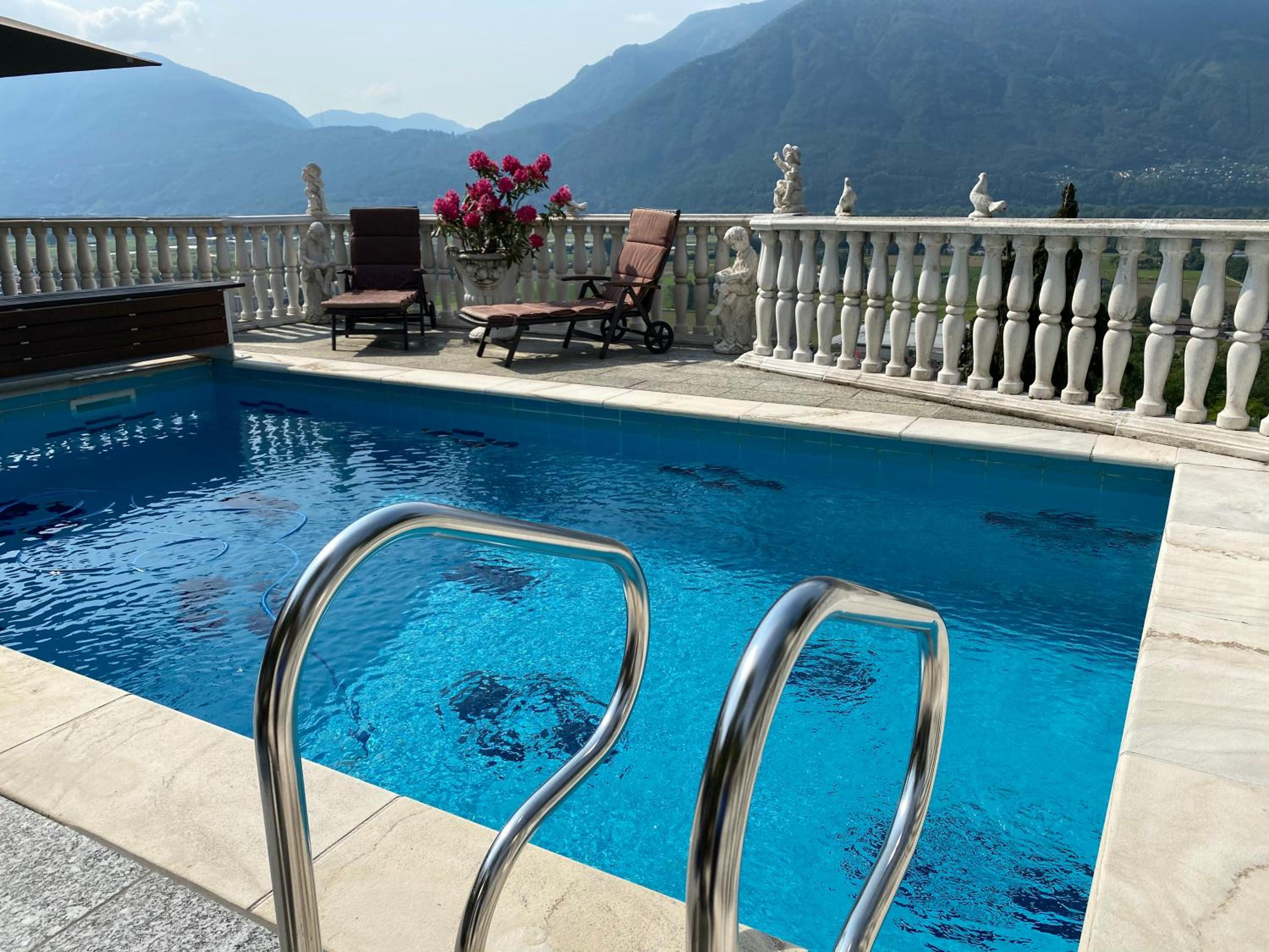 Ferienhaus Patrizia with a fantastic view of Lake Maggiore and the pool