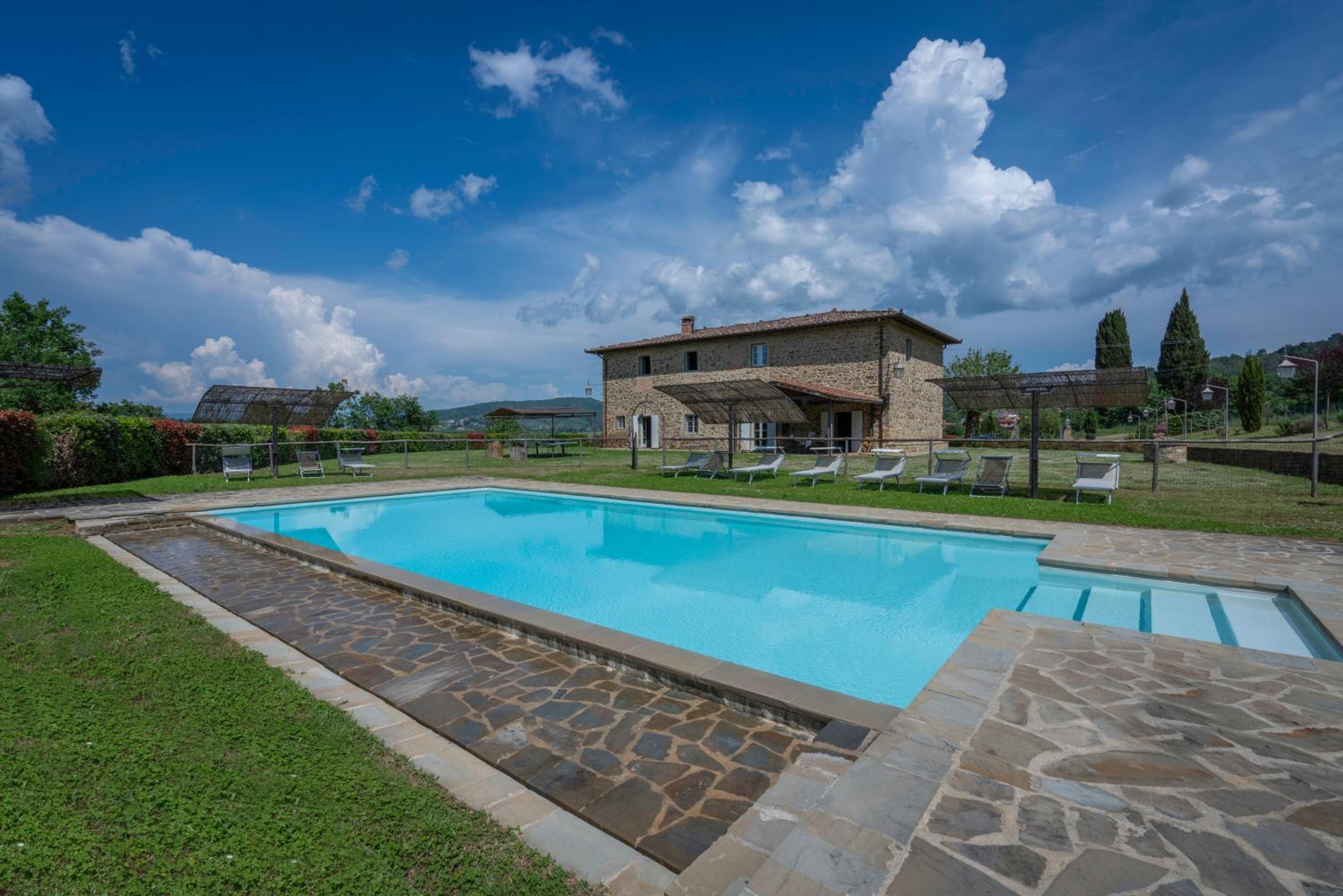 Leopolda in Selvarella pool and Wi-Fi view 2