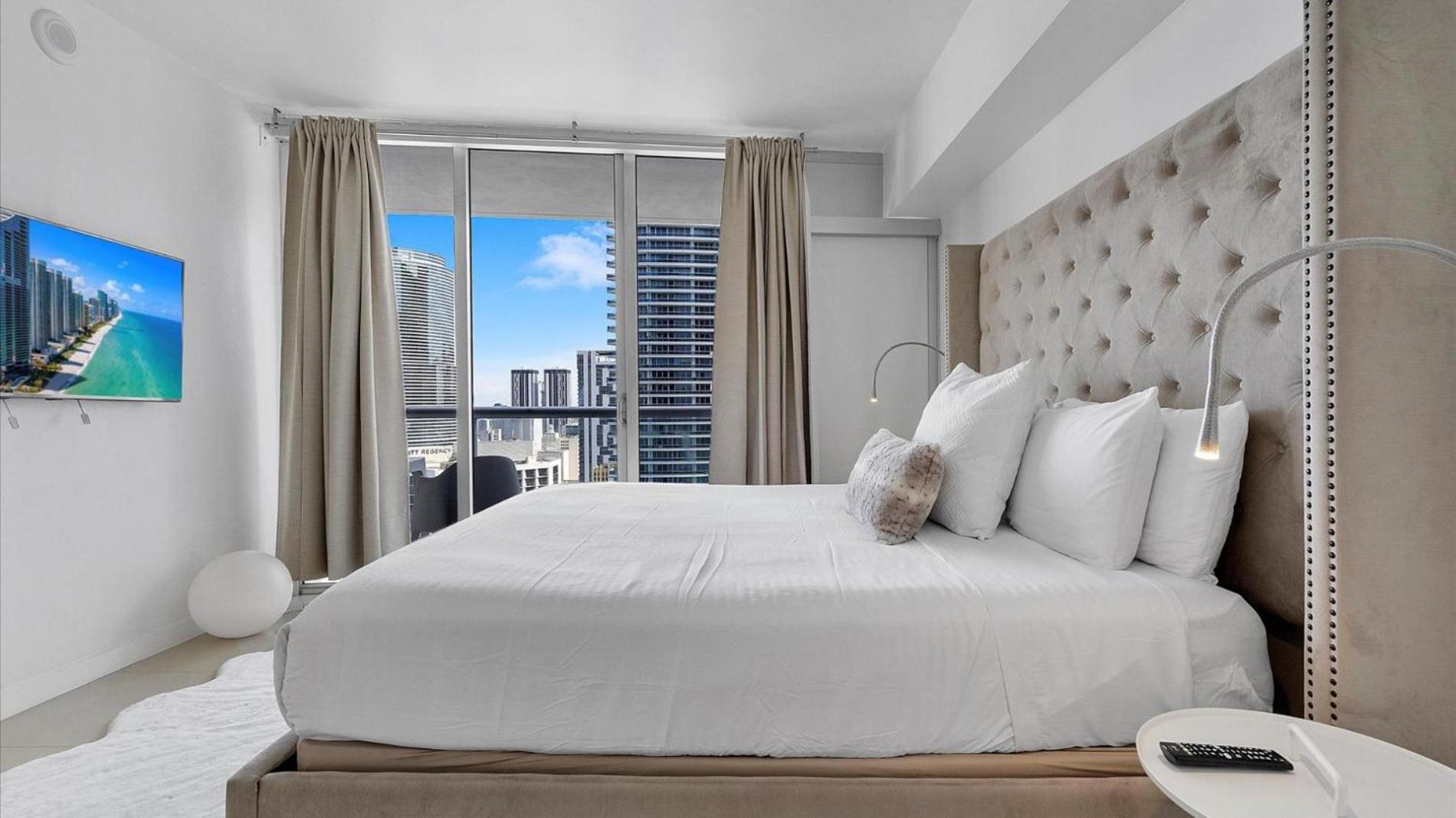 Icon Brickell Stay, Pool, Spa, Views, Restaurants