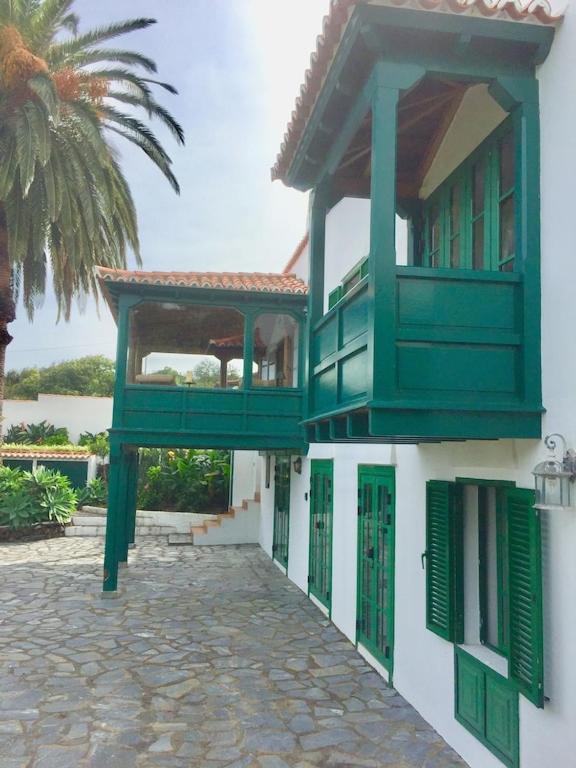 Spacious characterful villa with spectacular views in quiet rural setting.