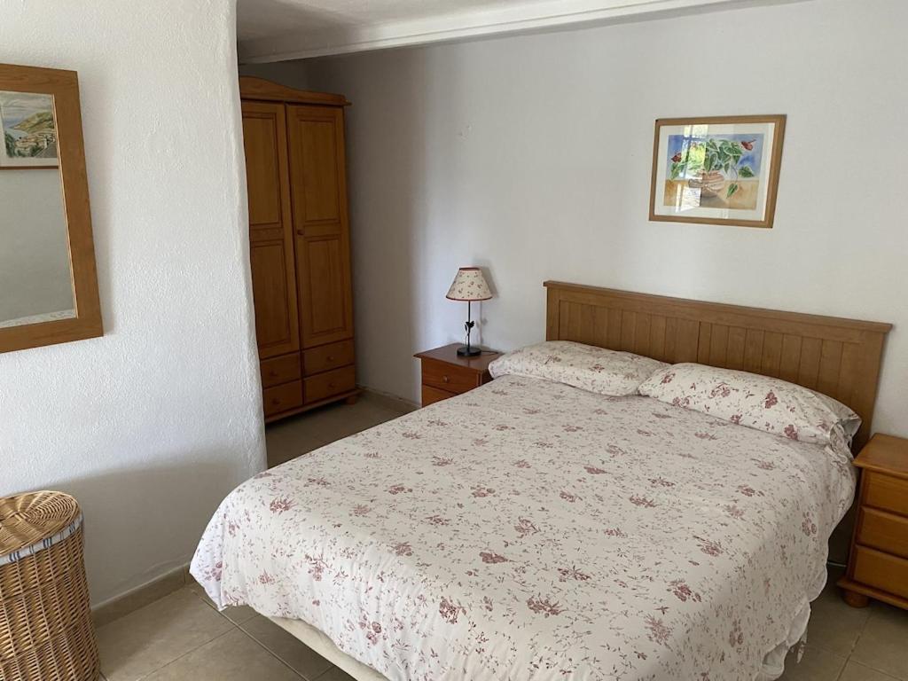 Spacious characterful villa with spectacular views in quiet rural setting.