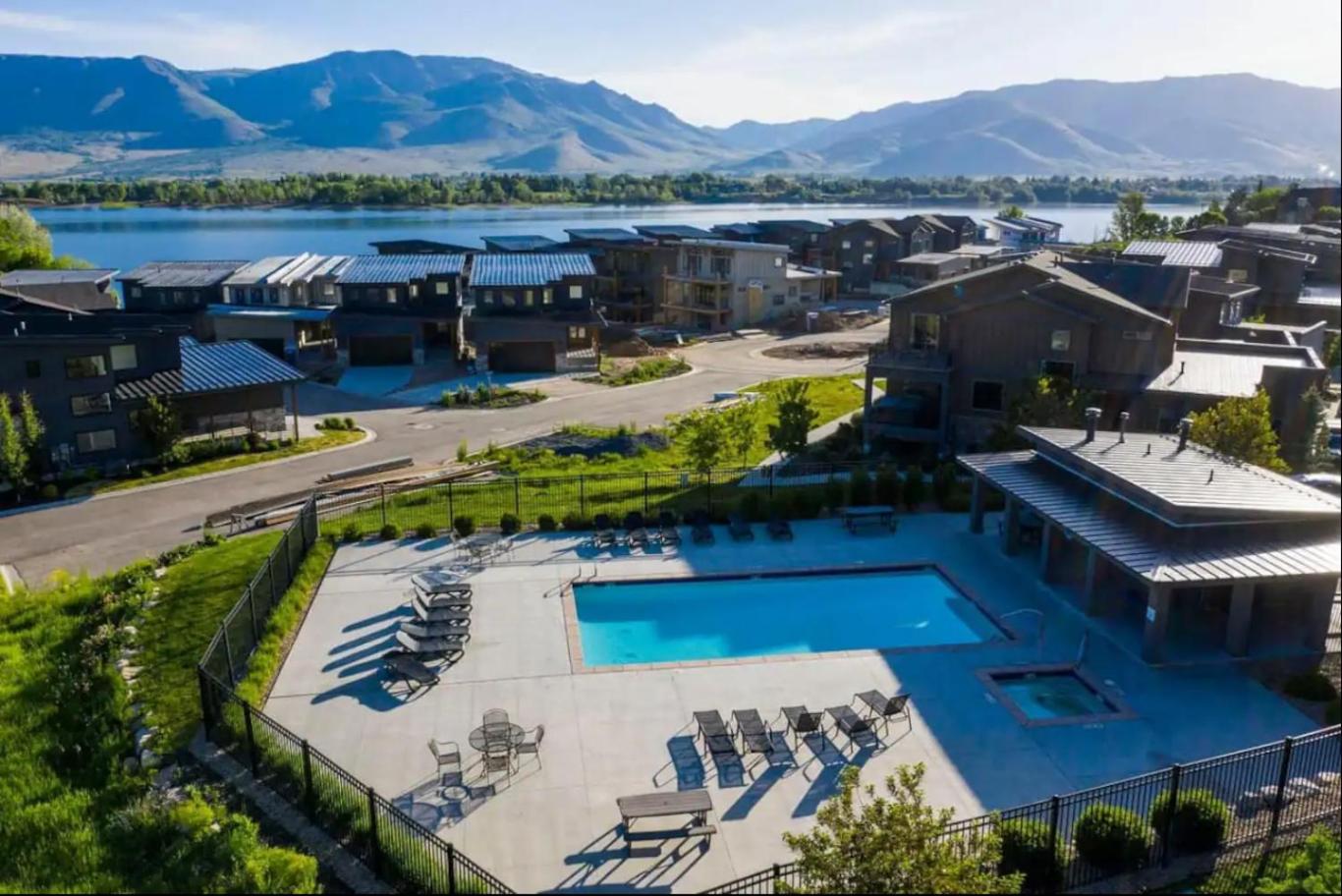 Luxury Ski Home 5 min from SnowBasin, 50' from Pineview Lake view 4