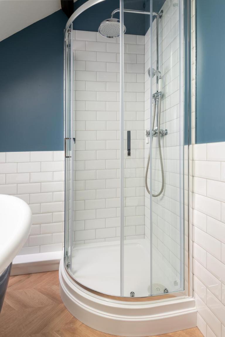 Cottage - Sleeps 3 hot tub & pet friendly view 2