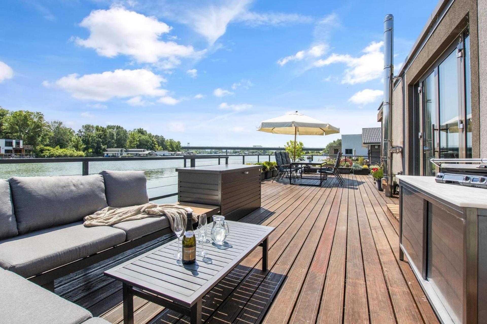 THE ROOT your charming floating home view 5