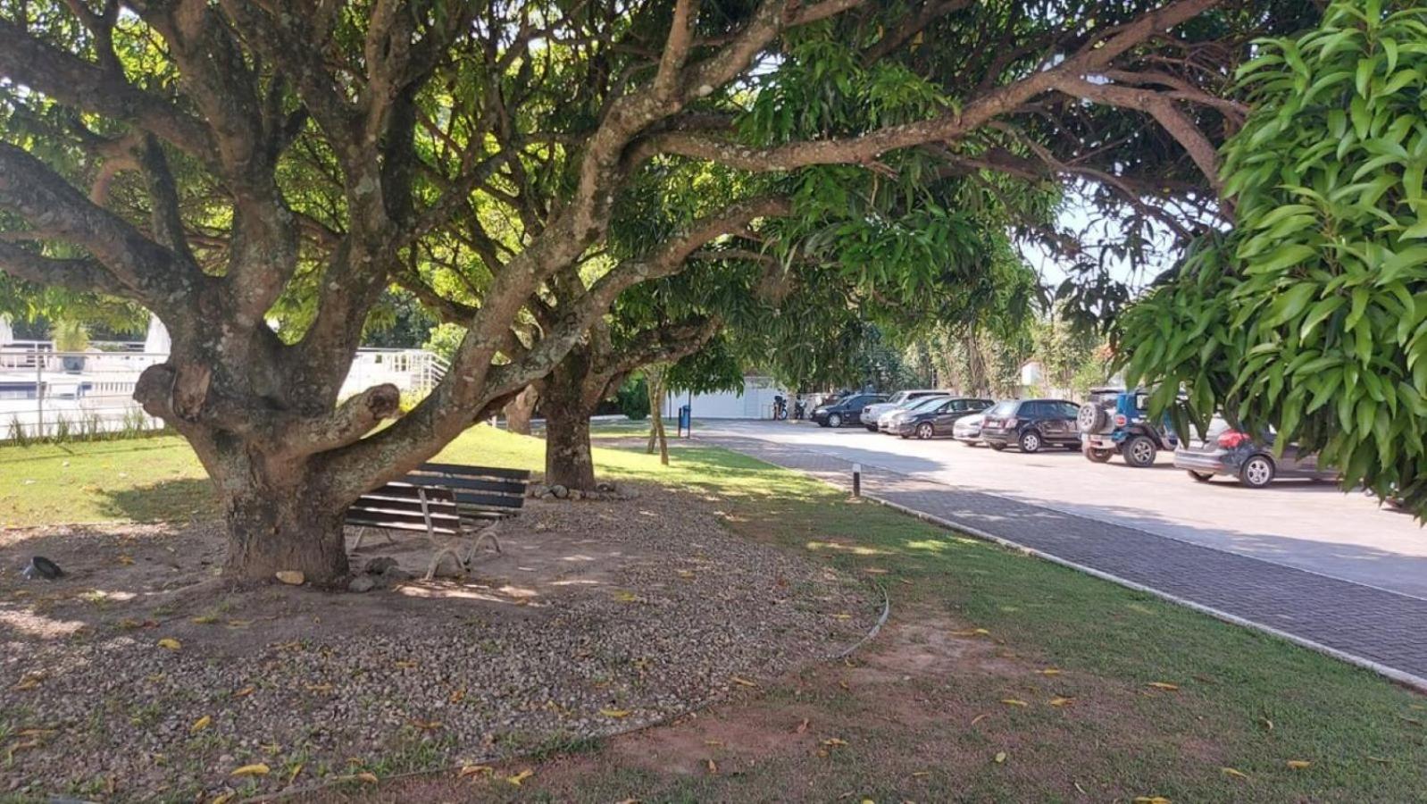 Apto 2 quartos completo em Condomínio Clube a 350 metros da praia do Campeche