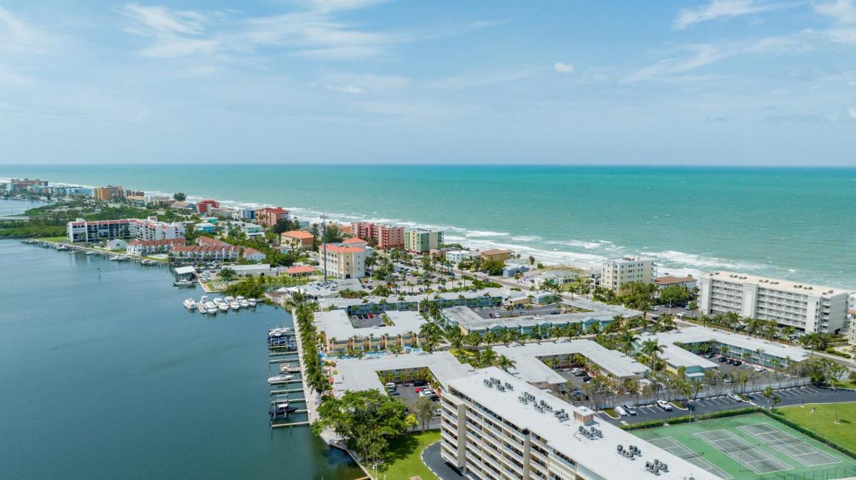 Tiki Blue Crab Cabana Beach Condo in Paradise
