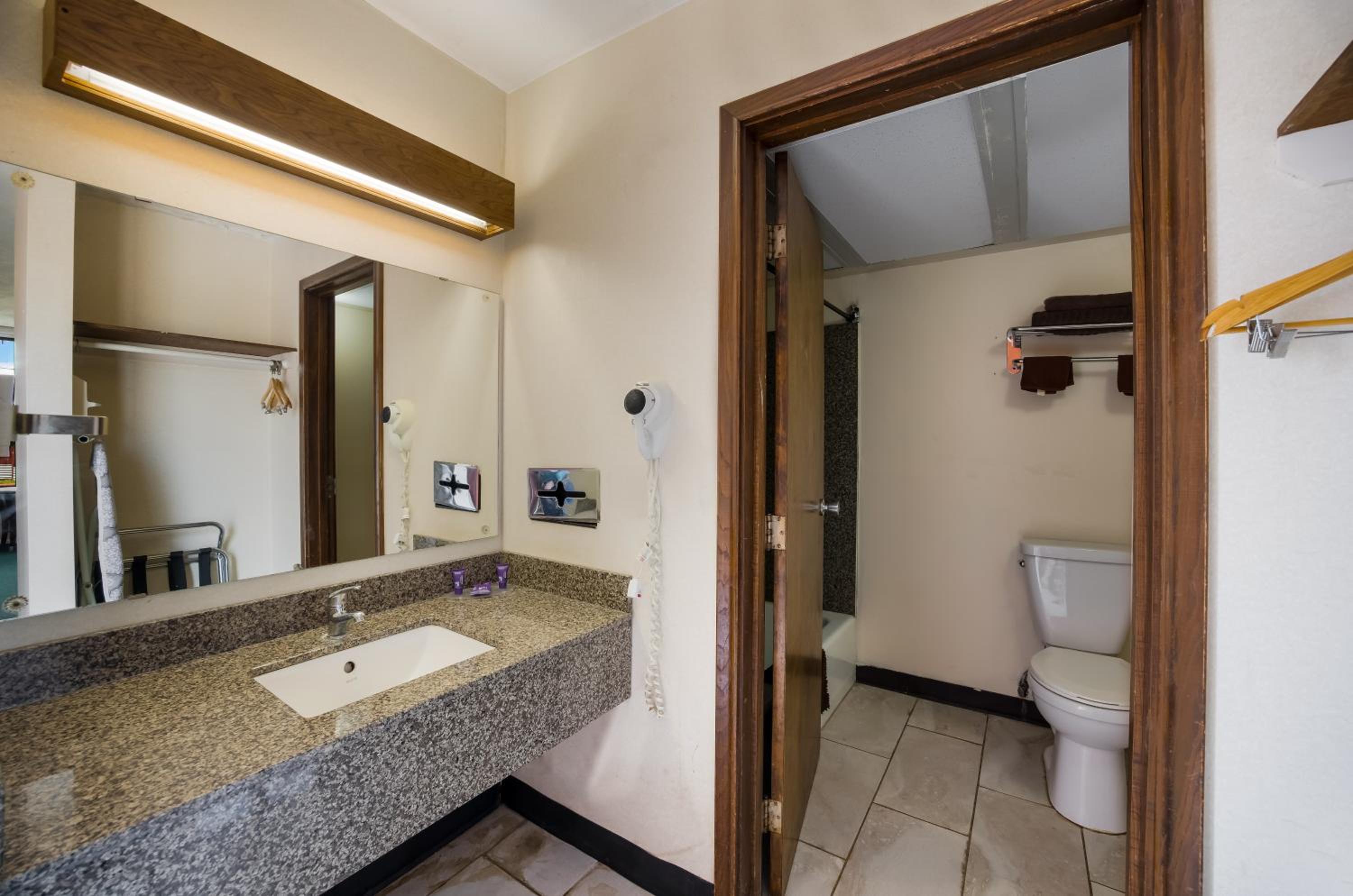 Travelodge by Wyndham Oakley view 2