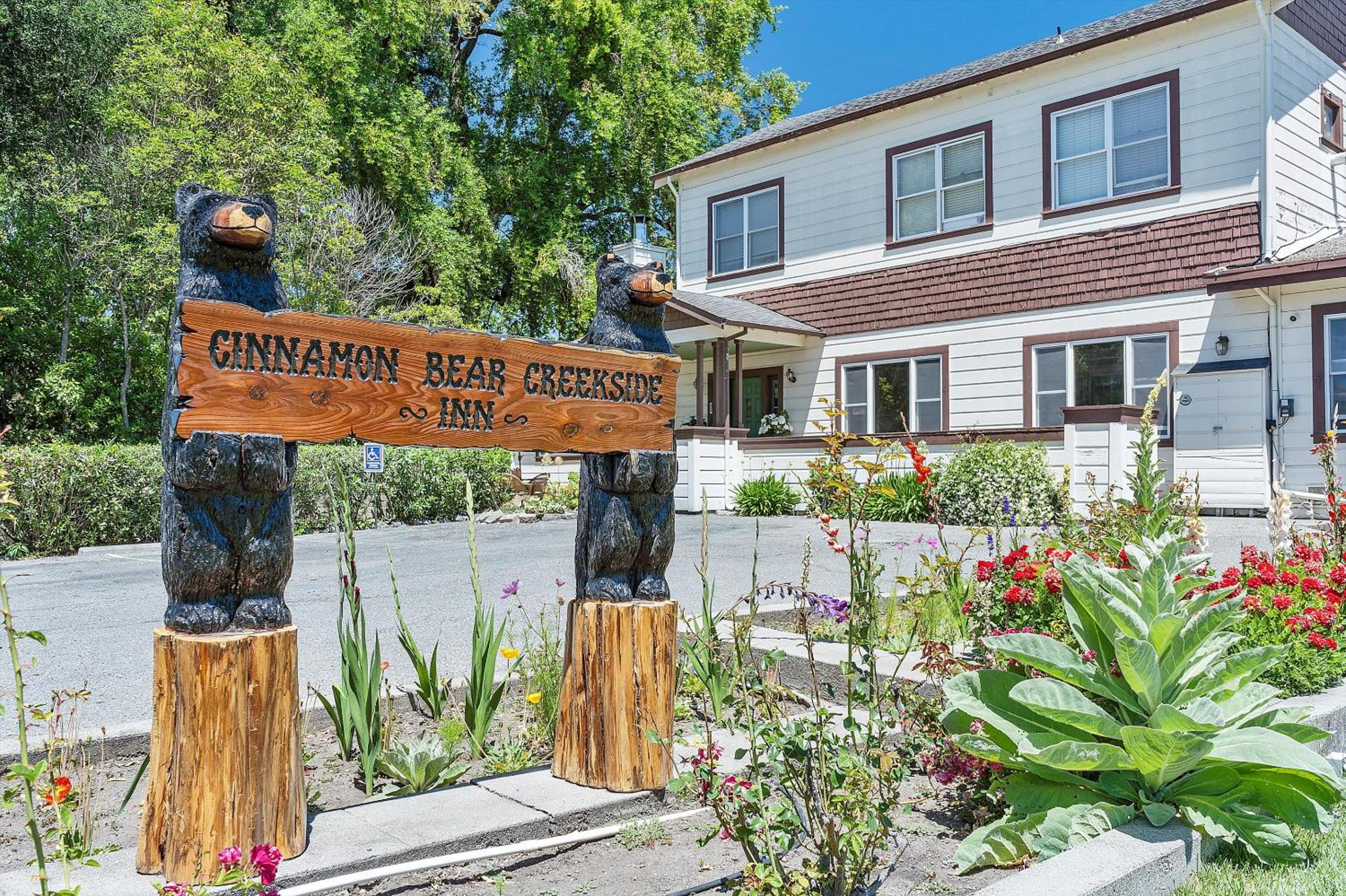 Hotel Cinnamon Bear Creekside Inn