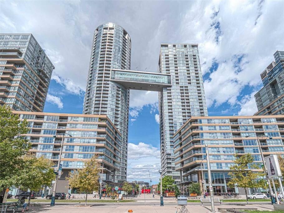 Cozy Condo in Downtown Toronto + Free Parking